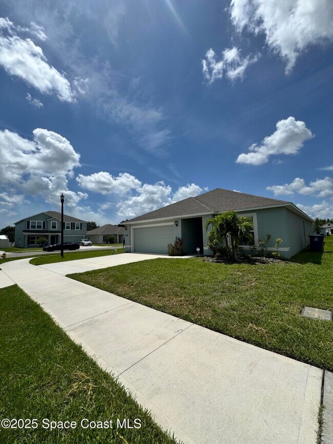 Building Photo - 1066 Dania Cir
