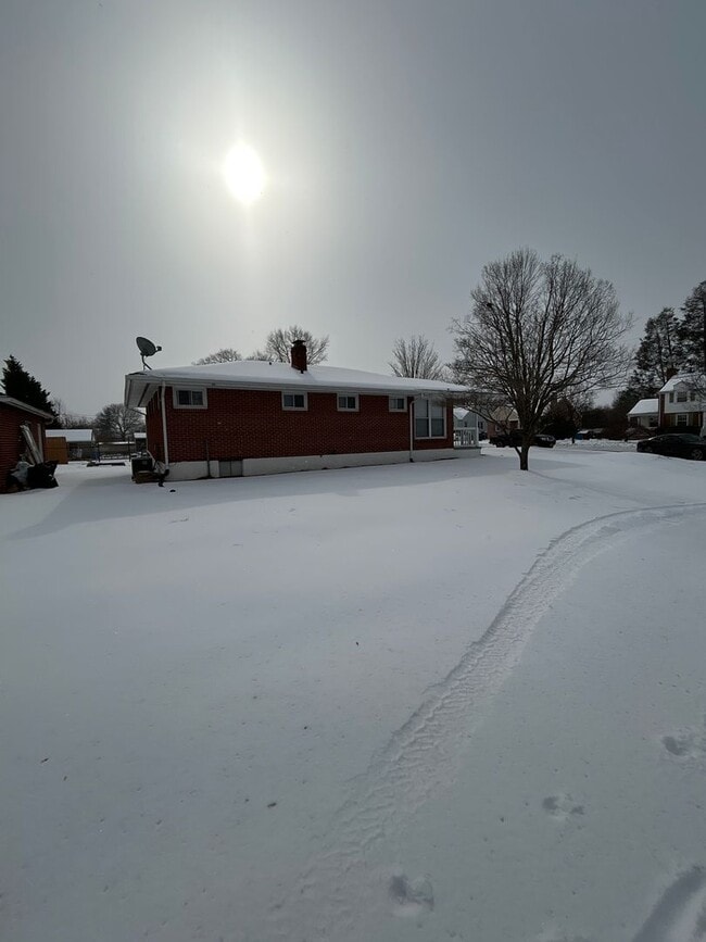 Building Photo - 3 BR 2 BA House with Garage