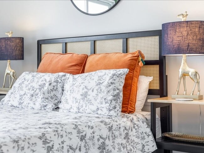 Building Photo - Flexible Lease Lengths! Furnished Southside Townhome