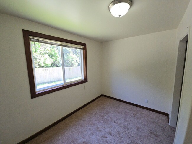 Building Photo - Pet-friendly cottage on a private road, cl...