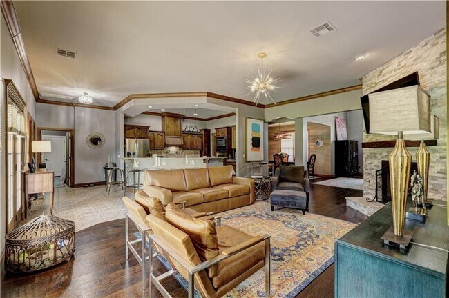 Building Photo - Luxury home in Oak Tree Park with a pool/tennis court/playground/walking trails - Edmond North Hi...