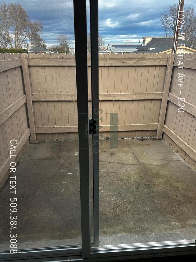 Building Photo - 1025 W Entiat Ave