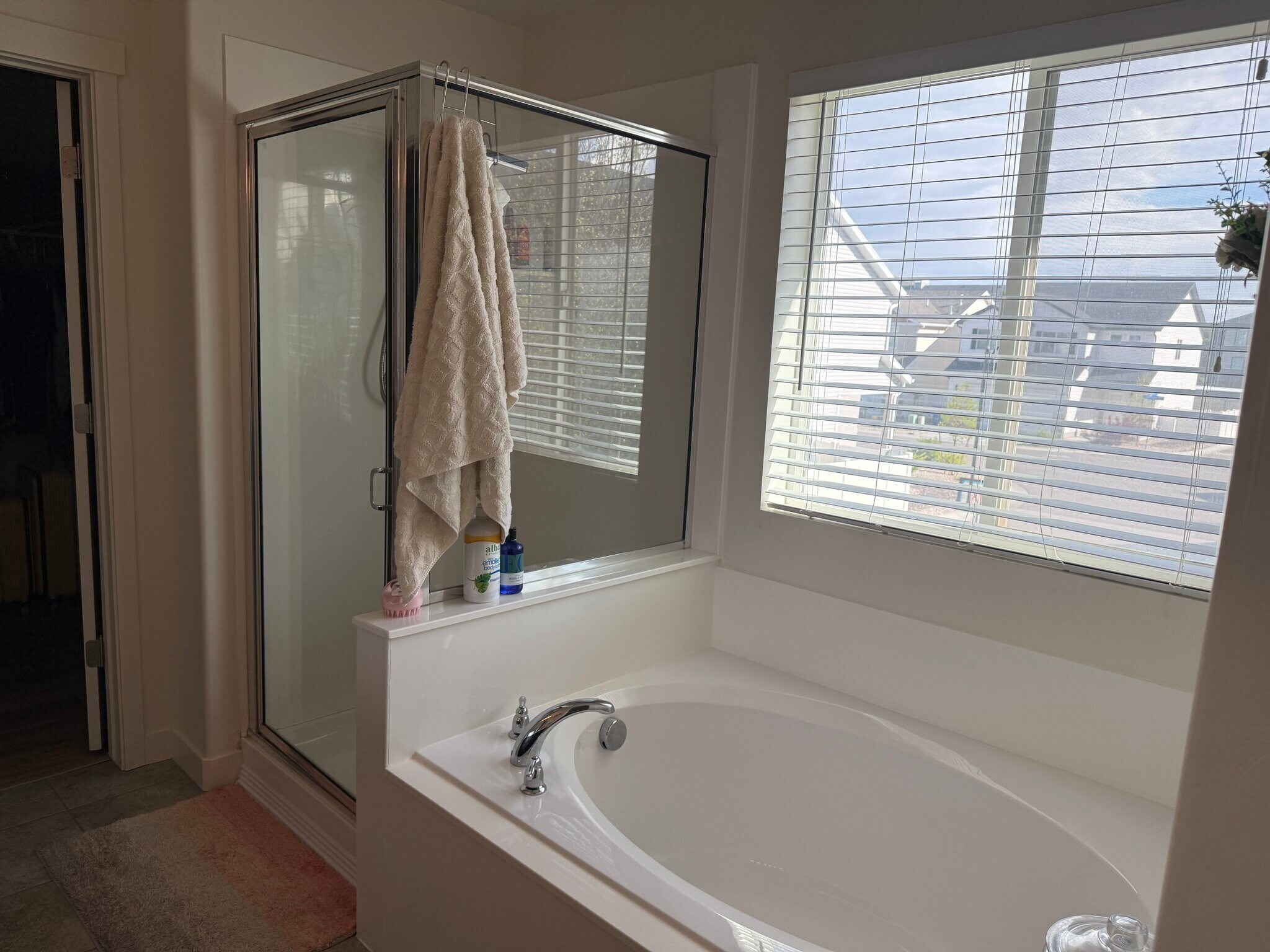 Building Photo - 885 W Edinburgh Dr