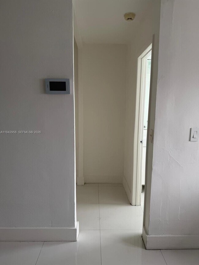 Building Photo - 825 Euclid Ave