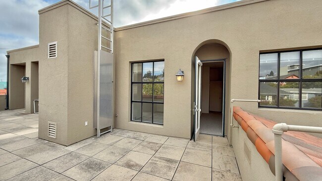 Building Photo - Stylish Rockridge Condo – Prime Location, ...