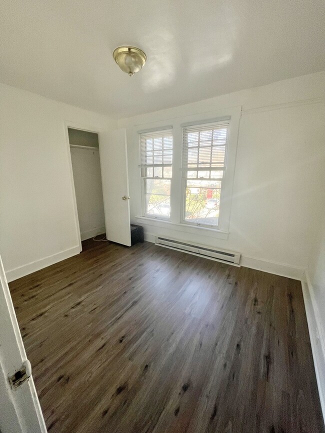 Building Photo - 2 BEDROOM APT 1 BATH - DUPLEX IN CHESAPEAK...