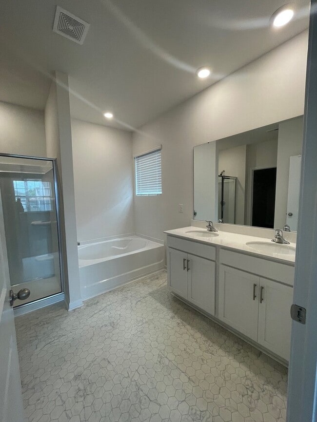Building Photo - Spacious & Modern Ranch-Style Living