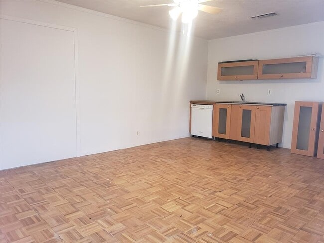 Building Photo - 609 Bissonet Ln