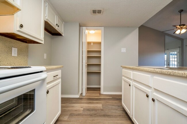 Building Photo - Fully Remodeled Townhome with Loft and Pri...