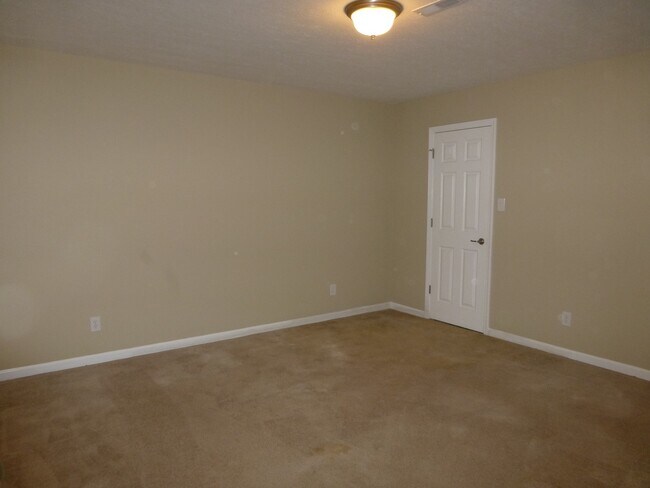 Building Photo - 3 bed, 2 bath, 2 car garage townhouse w/ b...