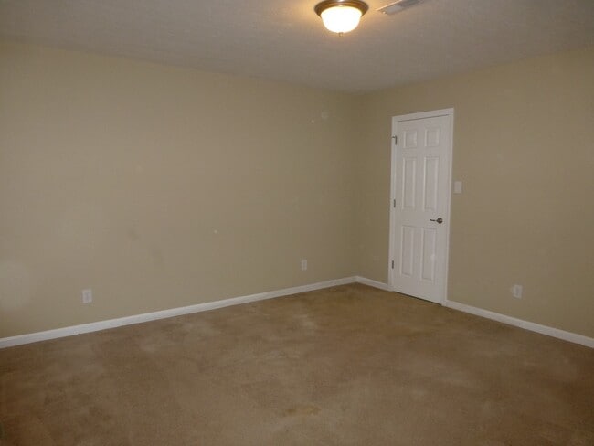 Building Photo - Stunning 3-Bedroom Townhouse with Bonus Ro...