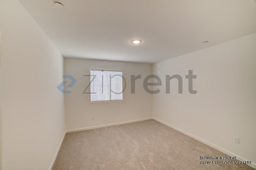 Building Photo - Unit