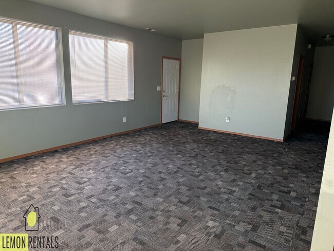 Building Photo - 1215 Ledwich Ave