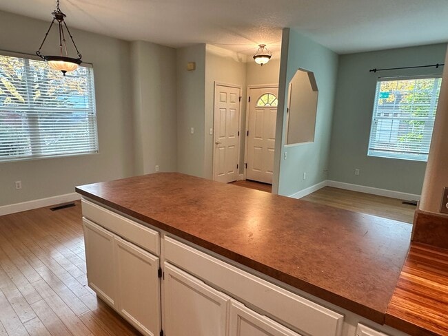 Building Photo - 2 Bed, 2 1/2 Bath townhome close to the River! Free month's rent on a 1 year lease!