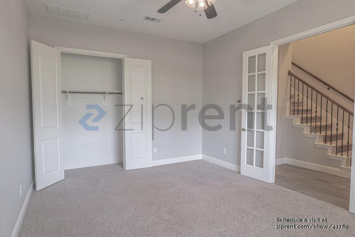 Building Photo - 527 W Royal Ln