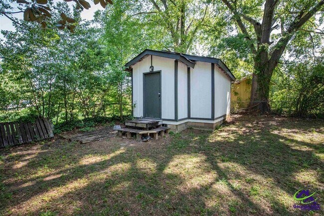 Building Photo - 205 Lake Placid Dr