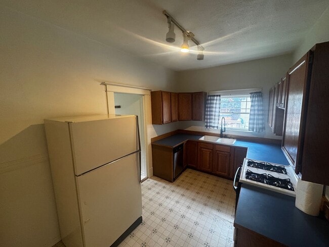 Building Photo - Curtis Park Craftsman Home