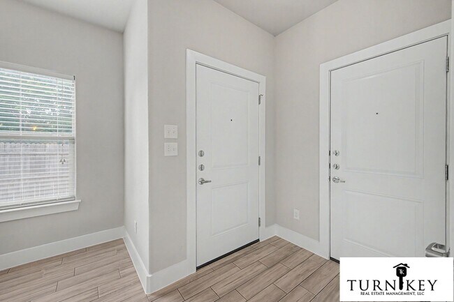 Building Photo - 8037-8039 Arbor