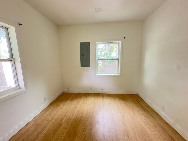 Building Photo - 176 E Yeomans Ave
