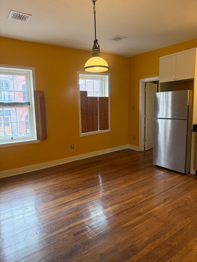 Building Photo - Charming Unit in the Heart of Downtown Frederick
