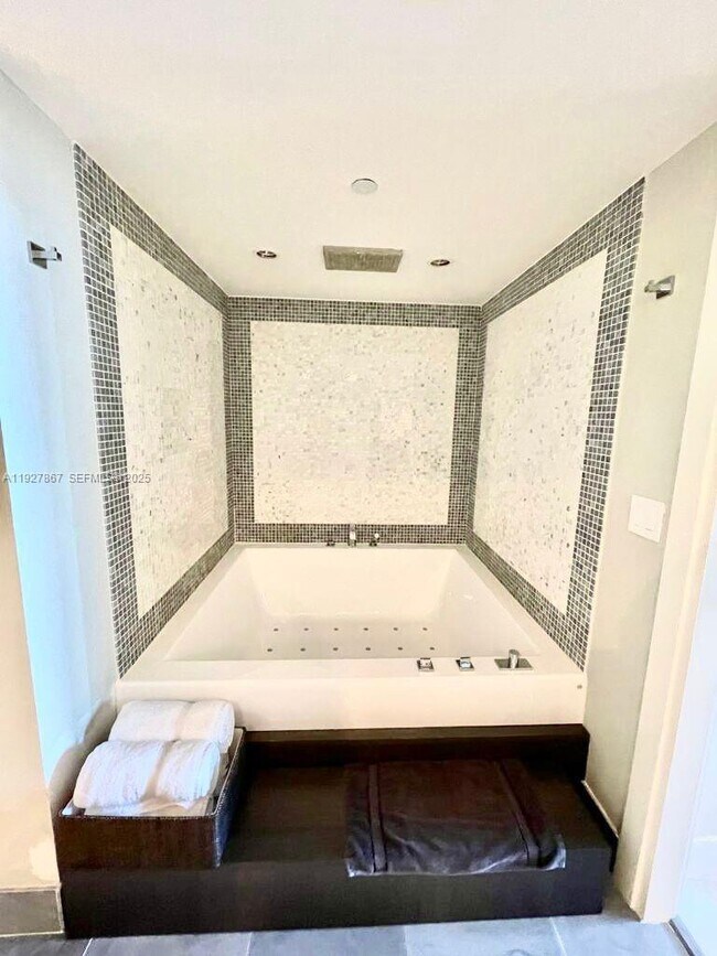 Building Photo - 200 Biscayne Blvd Way