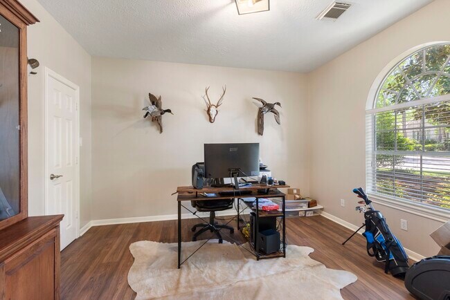 Building Photo - 10 Scenic Mill Pl