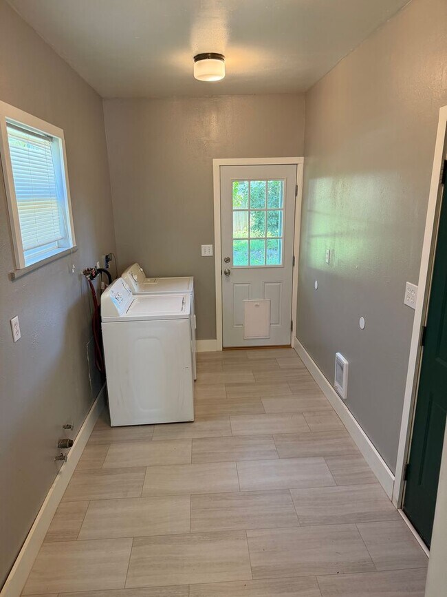Building Photo - Large updated 2 bedroom 1 bathroom house in Springfield!