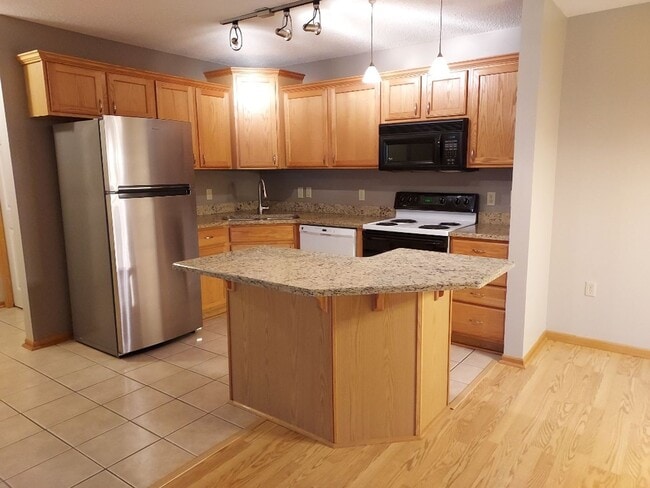 Building Photo - 2 Bedroom 1.5 Bathroom End Unit Townhome in Hudson