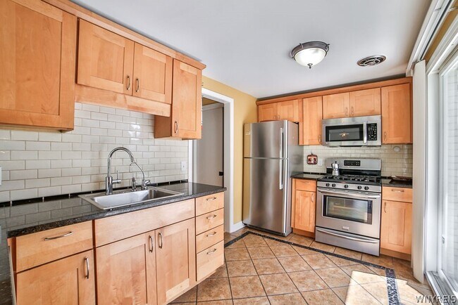 Building Photo - 32 Bernhardt Dr