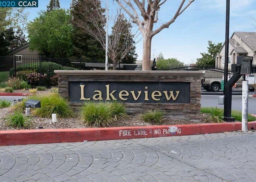 Building Photo - 1101 Lakeview Cir