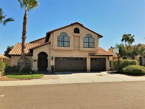 Building Photo - Beautiful 4Bd x 2.5Bath w/ HUGE Backyard &...