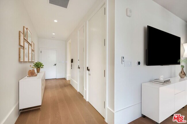 Building Photo - 8420 W Sunset Blvd