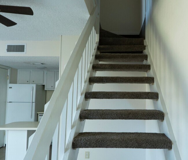 Building Photo - 128 Hayter St