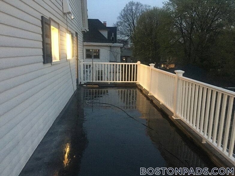 Building Photo - 34 Bentley St