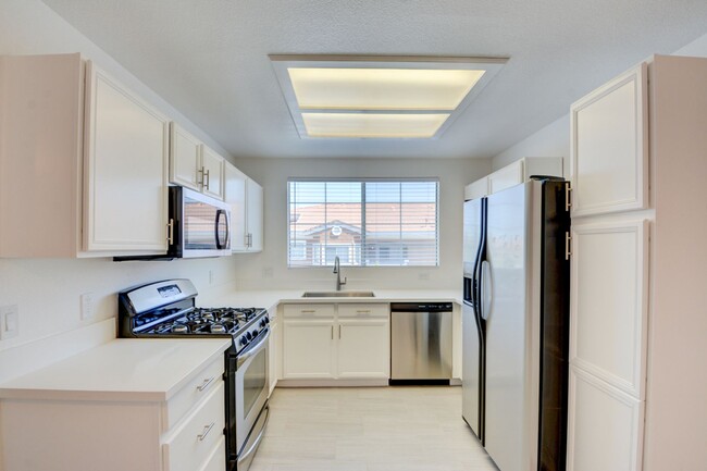 Building Photo - Gorgeous two bedroom two bathroom condo in...