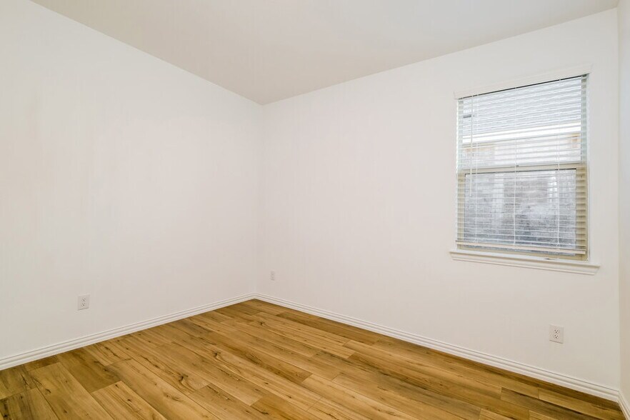 Building Photo - 1114 Daffodil St