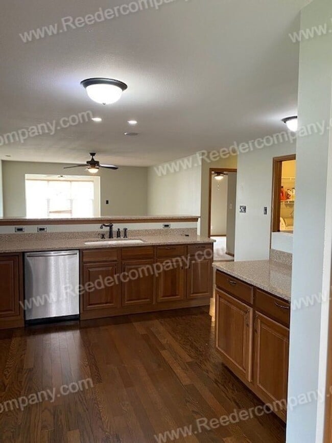Building Photo - Single level open concept duplex features ...