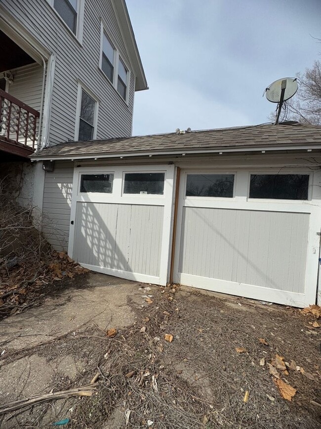 Building Photo - 4 bedroom home in the East Village of Dave...