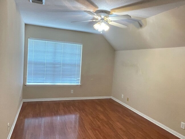Building Photo - 4 Bedroom 2 Bathroom located in Santa Fe T...
