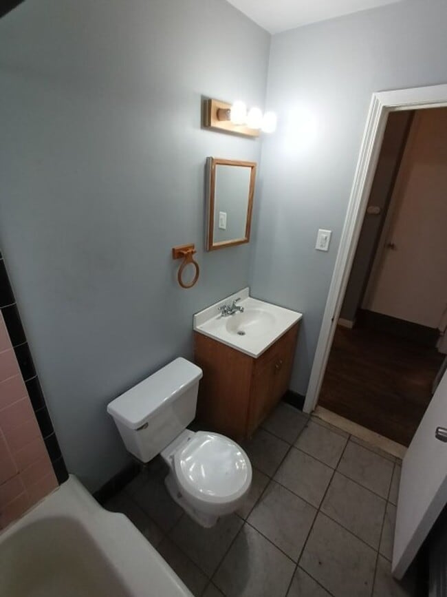 Building Photo - 3 bedroom 1 Bath Bungalow - Now Available!