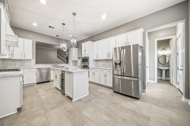 Building Photo - 2711 Wallingford Pnes