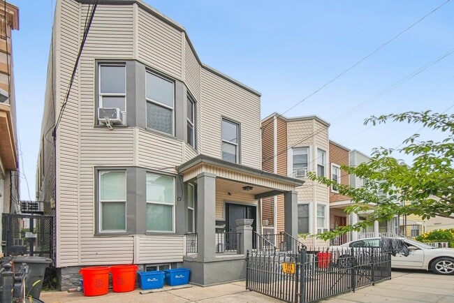 Building Photo - 314 25th St