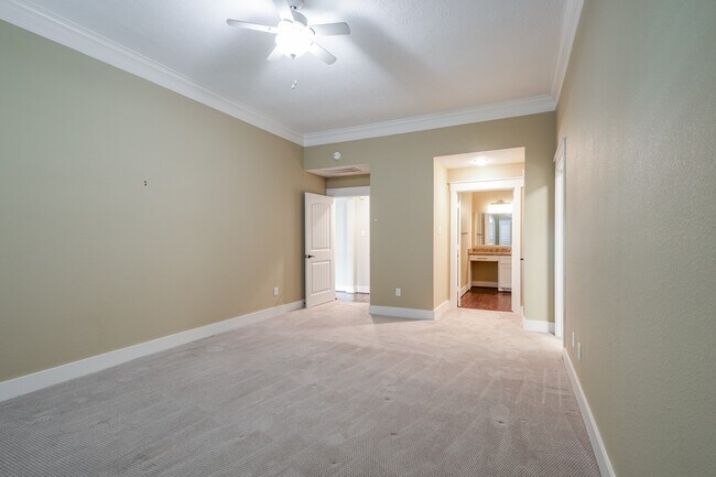Building Photo - 2506 S Strathford Ln