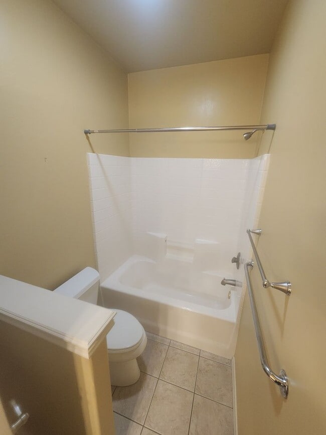 Building Photo - 3 Bedroom 2 Bathroom