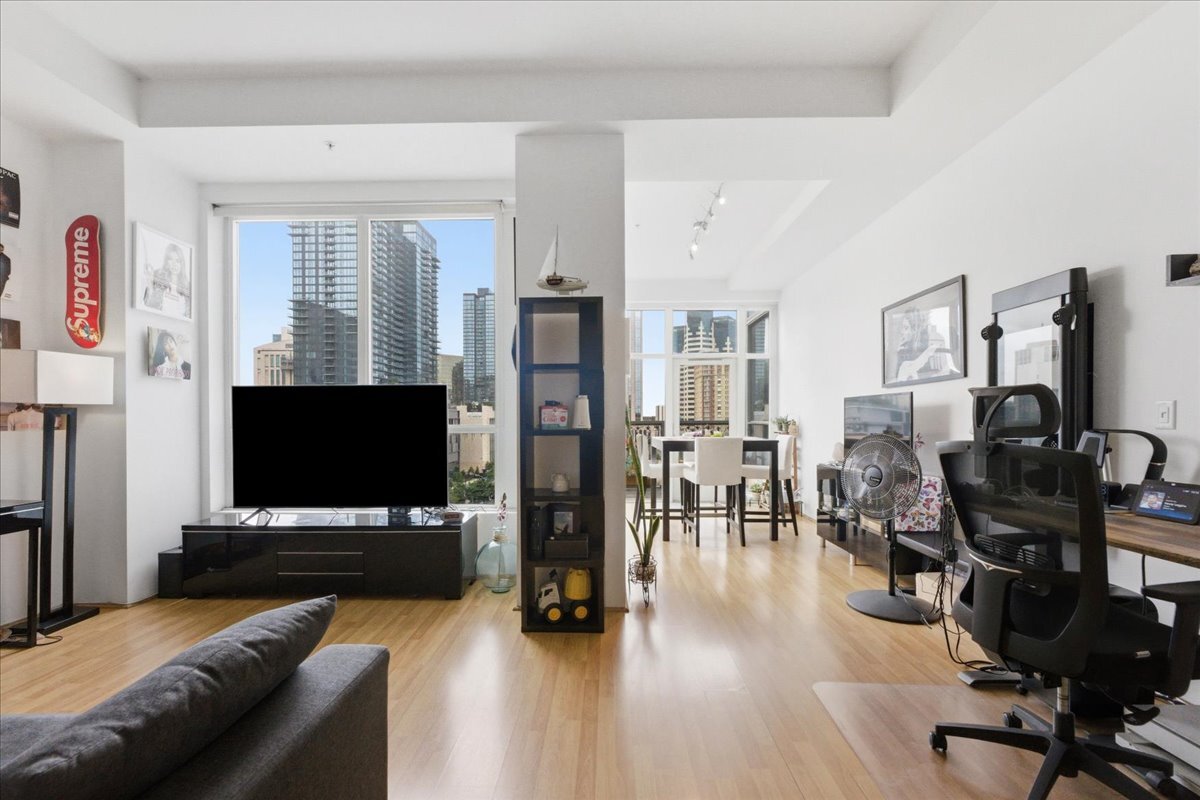 Building Photo - 350 W Ash St