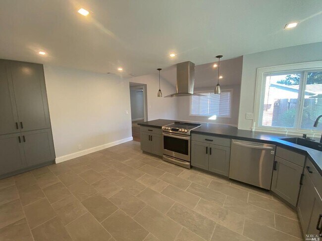 Building Photo - 1570 Parkwood St