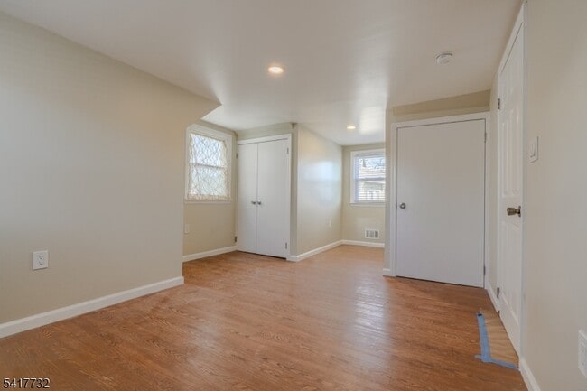 Building Photo - 15 Crown St