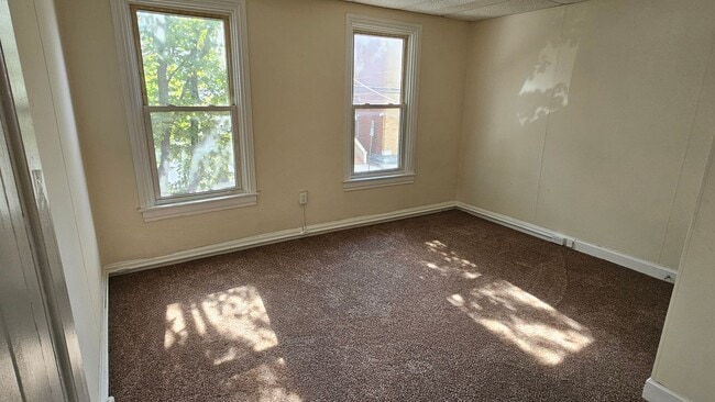 Building Photo - 3 Bedroom Duplex!