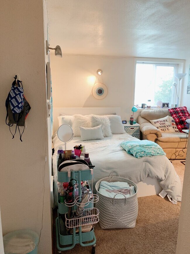 Building Photo - 1029 High St