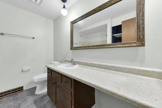 Building Photo - 2032 Northcliff Dr